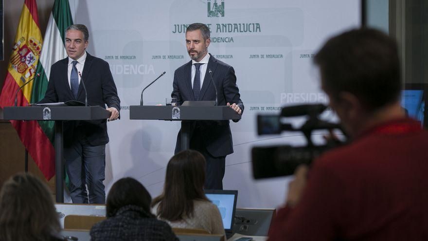 Elías Bendodo, consejero de Presidencia, y Juan Bravo, consejero de Hacienda