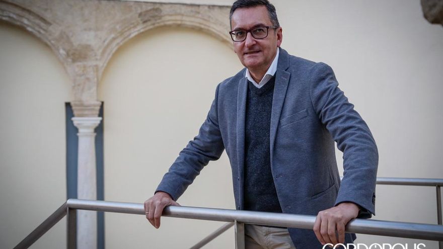 Gutiérrez Solís recopila sus tramas virales en 'Colgados de un hilo'