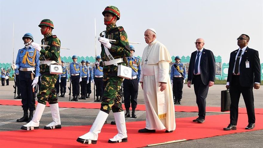 El papa pidió medidas eficaces ante el drama de los rohinyá al llegar a Dacca