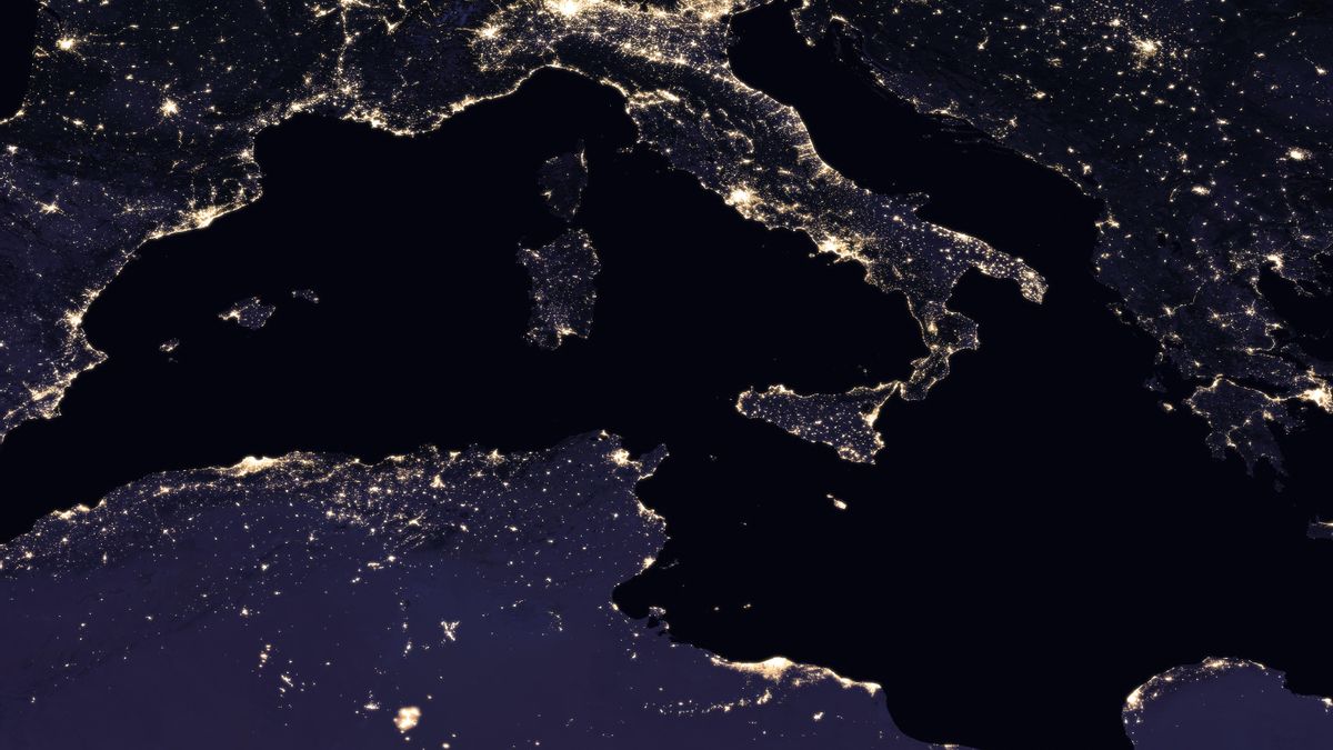 Italia de noche vista con el Radiómetro de Imágenes Visible e Infrarrojo (VIIRS) del satélite Suomi NPP.