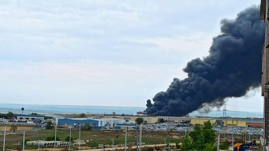 Nube de humo en el incendio de la nave industrial en Seseña