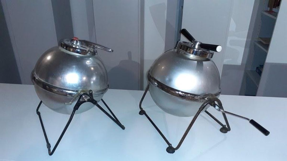 Lavadoras manuales de los años 60 expuestas en el Museo de la Armería en Eibar.