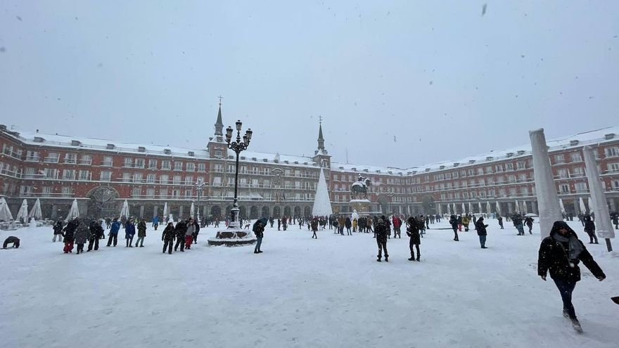 La plaza Mayor de Madrid, cubierta de nieve