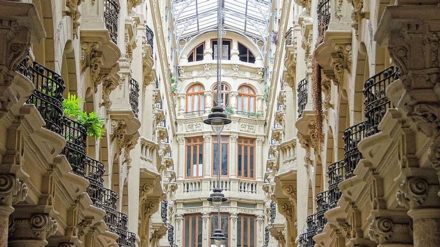 Revitalizar el pasaje Lodares de Albacete, joya del post-modernismo y una de las calles más bonitas de España