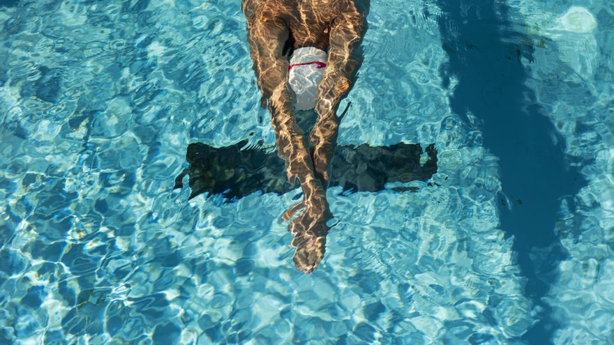 Esa necesidad imperiosa y repentina de orinar cuando estamos en el agua tiene su explicación.