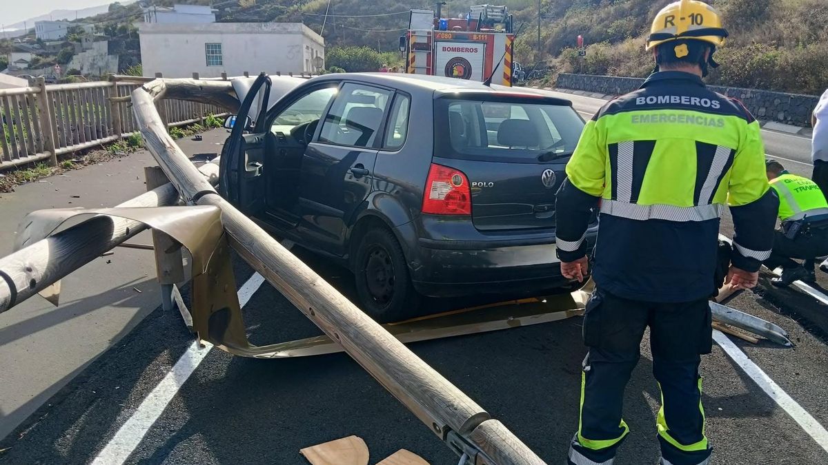 Un vehículo colisiona contra una valla de protección en Villa de Mazo
