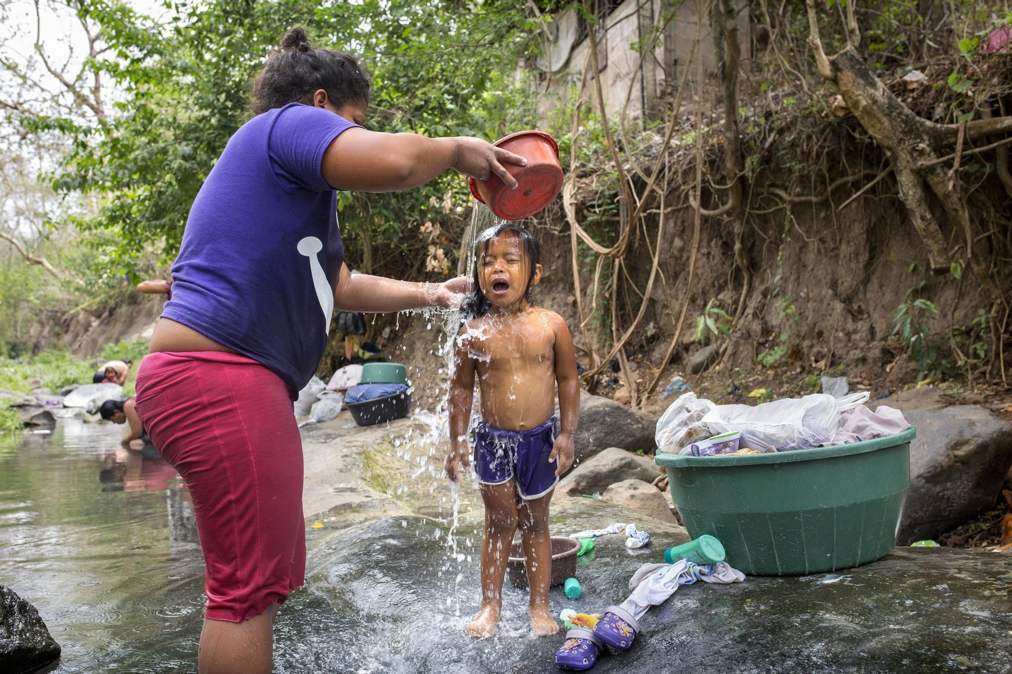 En la comunidad de El Jobo no hay una plaza, ni un parque, ni un mercado. El lugar más concurrido de la aldea es el río. Si no llegan muy temprano las mujeres deben hacer cola para poder lavar ropa. Ellas son las encargadas de las tareas del hogar y por lo tanto las que más sufren que no haya agua en el domicilio.