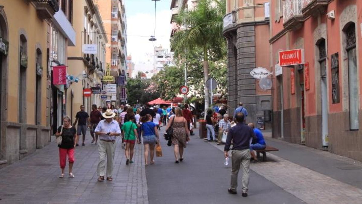 Personas caminando por la céntrica calle Castillo, en Santa Cruz de Tenerife.