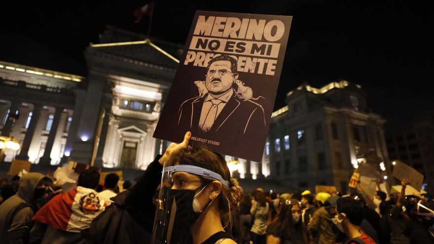 Manifestantes participan en una multitudinaria marcha en protesta contra el gobierno del presidente Manuel Merino, en la plaza San Martín de Lima (Perú, 2020). 