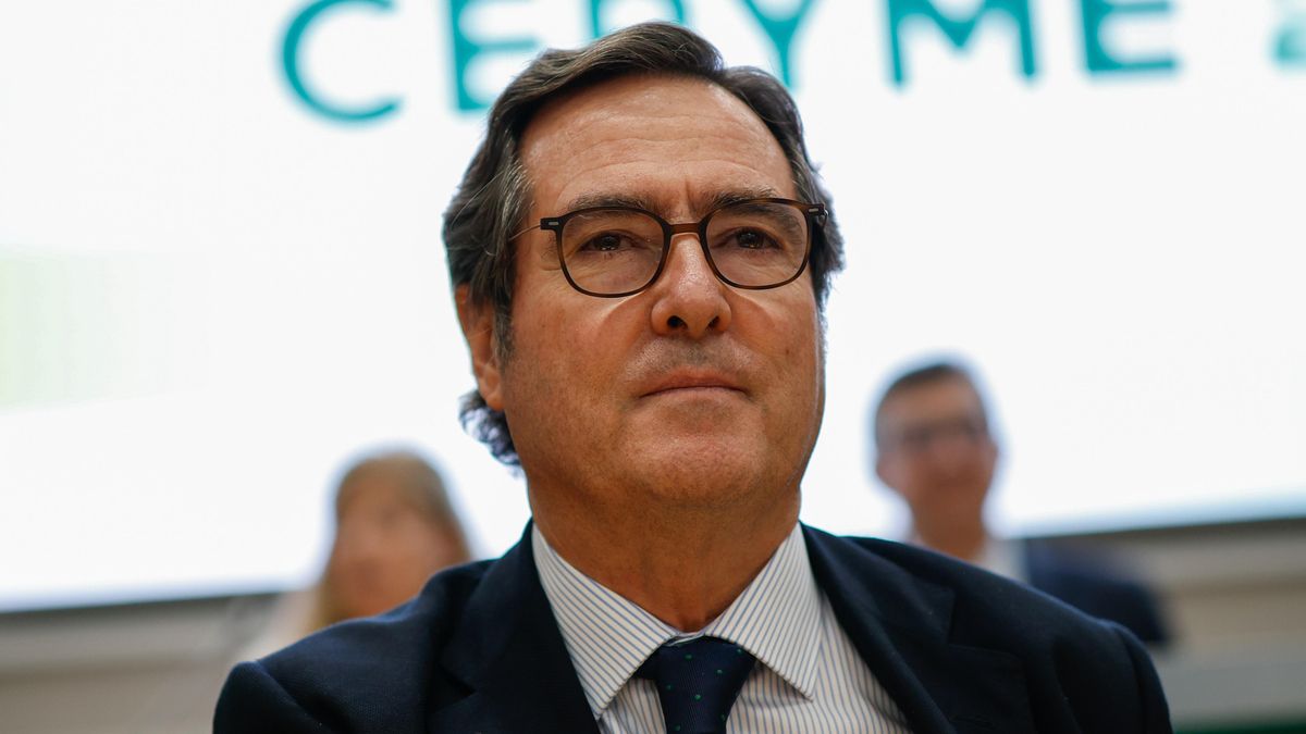 El líder de la patronal acusa a Yolanda Díaz de usar los fallecimientos "para hacer política"