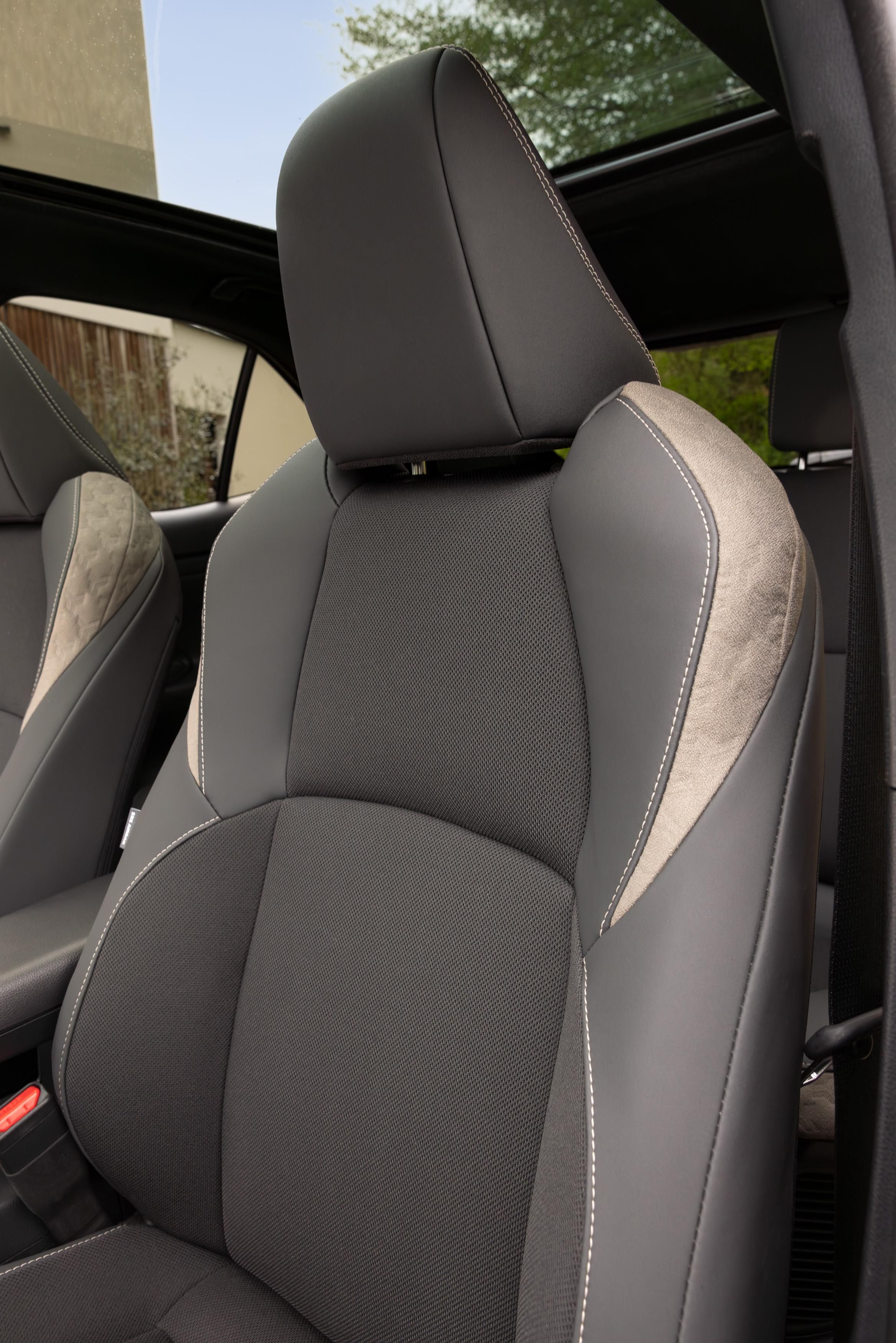 Aspecto del asiento tapizado en tejido Sakura Touch.