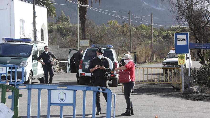 Control en el Camino de Tacande que separa la zona excluida por el volcán. (ALEJANDRO RAMOS)