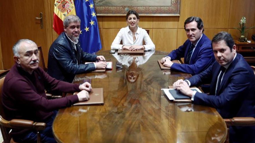 La ministra de Trabajo, Yolanda Díaz, durante la reunión con los dirigentes de las patronales, CEOE Antonio Garamendi (2d), y CEPYME Gerardo Cuerva (d), y de los sindicatos, CCOO, Unai Sordo (2i) y UGT, Pepe Álvarez (i), para analizar la próxima subida del Salario Mínimo Interprofesional (SMI), actualmente en 900 euros..