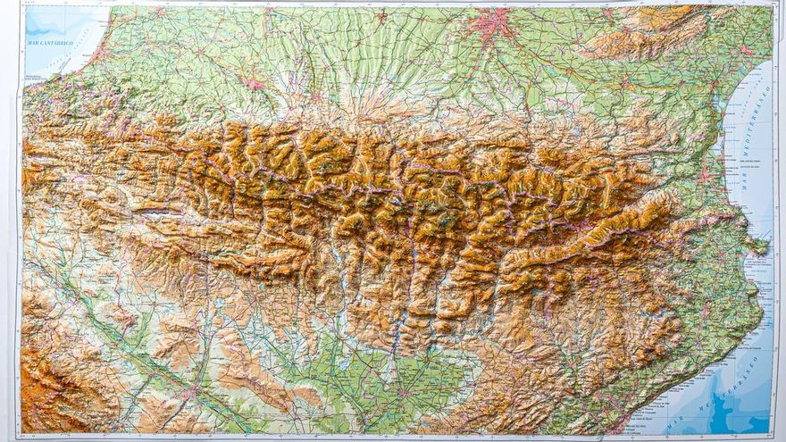 Mapa en relieve de la cordillera de los Pirineos