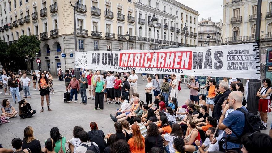 Numerosas personas con pancarta con lema 'Ni una Maricarmen más' se concentran en tiendas de campaña para exigir la aprobación de un decreto sobre vivienda, en la Puerta del Sol, a 27 de septiembre de 2026, en Madrid (España).