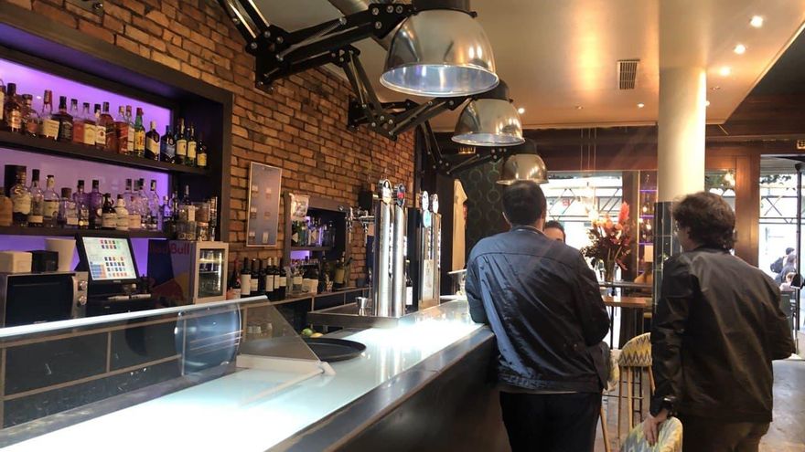 Los vascos vuelven a la barra del bar 14 meses después: "Volver a ver clientes de pie impacta"