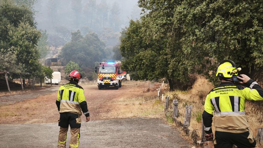 Un rayo provoca un incendio que obliga a desalojar dos aldeas en la sierra de Huelva