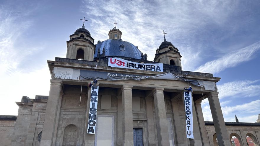 Miembros de GKS se descuelgan del monumento franquista de Pamplona durante ocho horas para exigir su derribo