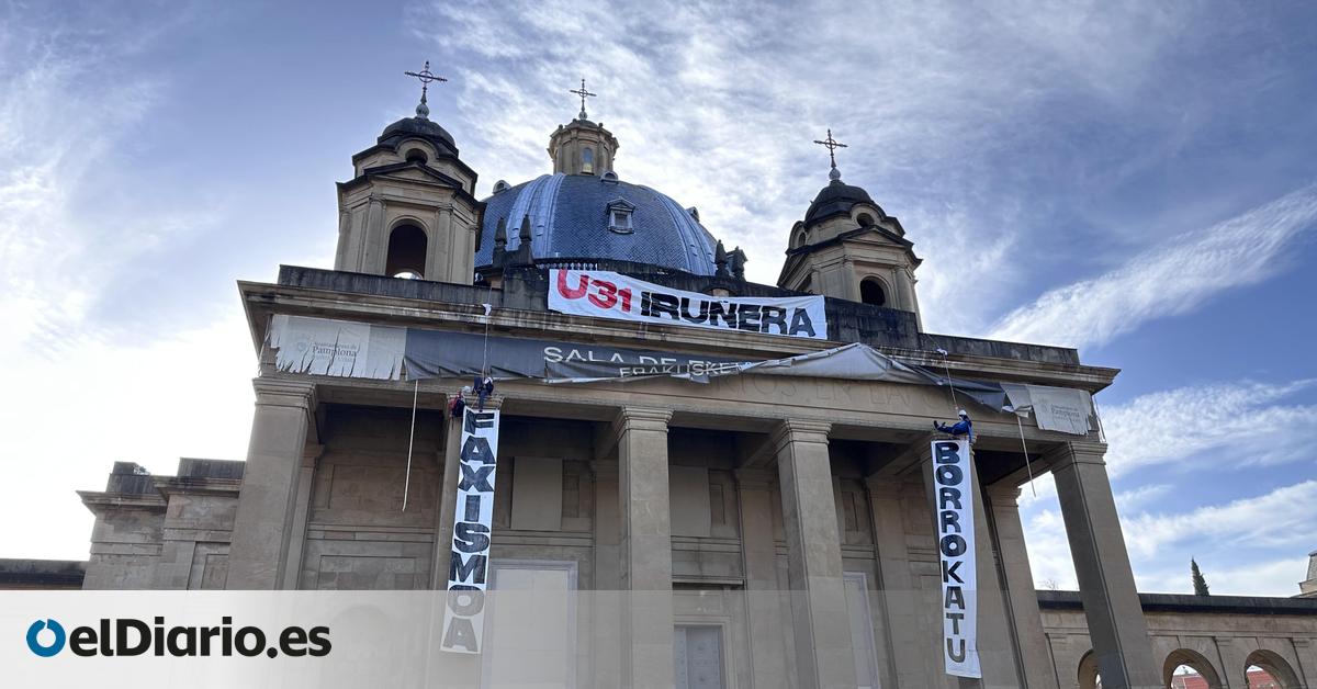Miembros de la organización GKS se descuelgan del monumento franquista de Pamplona para exigir su derribo