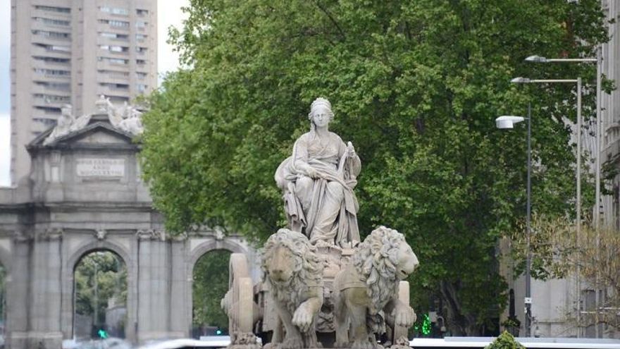 La Cibeles está dañada: el Ayuntamiento vacía su emblemática fuente para estudiar una capa blanca formada sobre ella