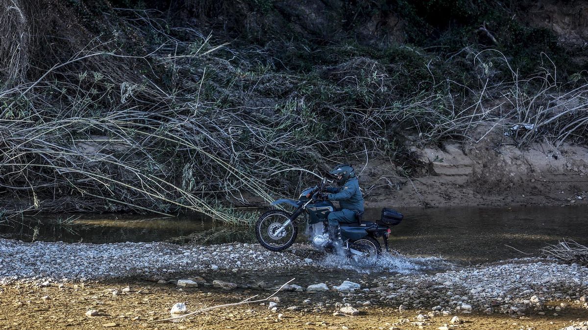 Un agente de la Guardia Civil en moto busca a un desaparecido en los barrancos del río Turia. Imagen de archivo. Rober Solsona - Europa Press