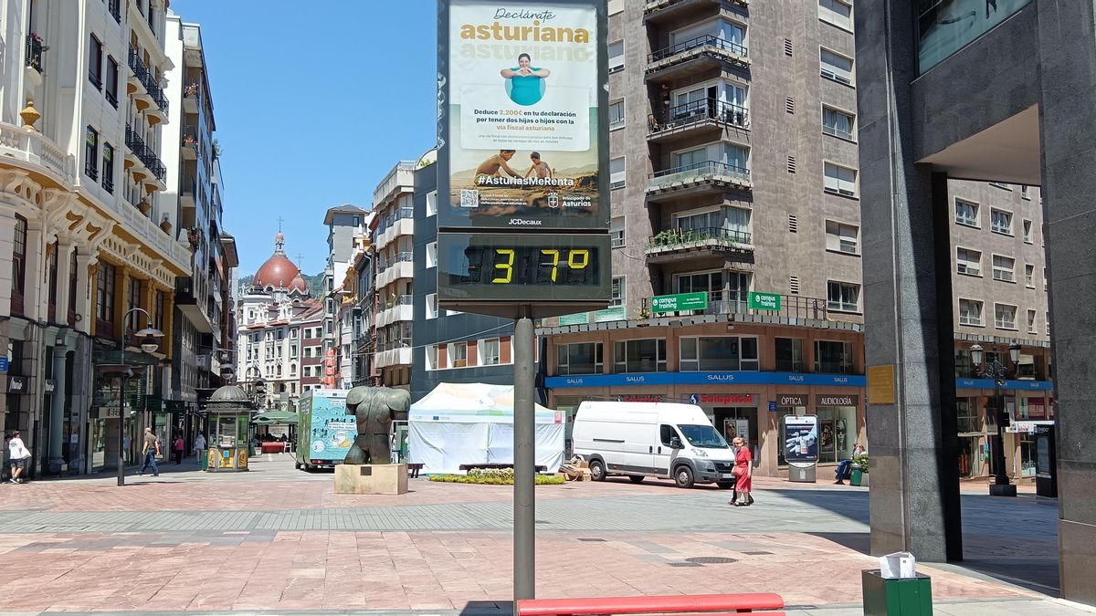 Asturias también se 'asfixia': el verano se inaugura con temperaturas de 37 grados y mañana se rozarán los 40
