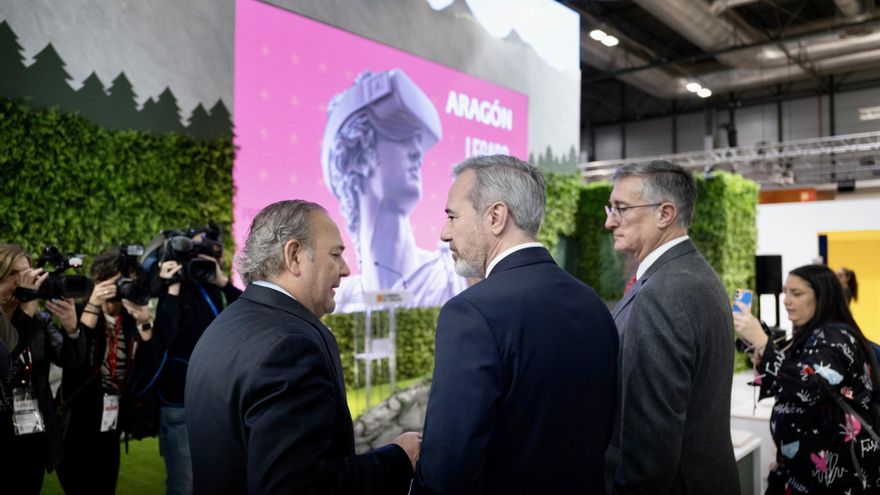 El presidente del Gobierno de Aragón, Jorge Azcón, junto al director general de Turismo, Jorge Moncada, y el consejero de Medio Ambiente y Turismo, Manuel Blasco.