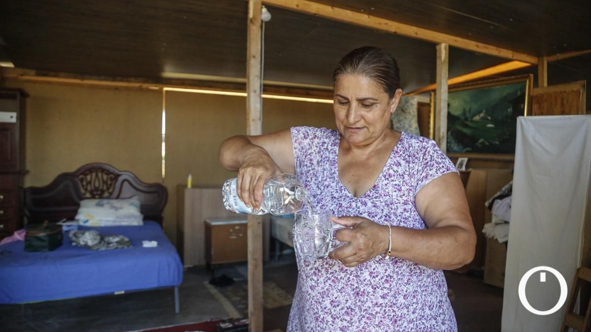 Una mujer, en el interior de su chabola.