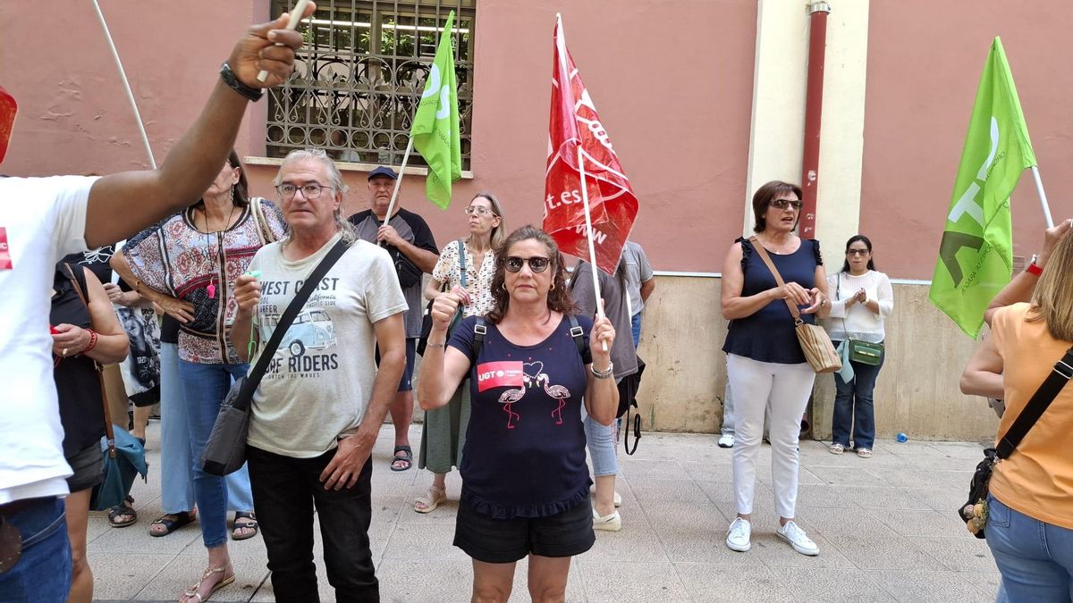 María Gracia, en el centro, en la concentración de este lunes.