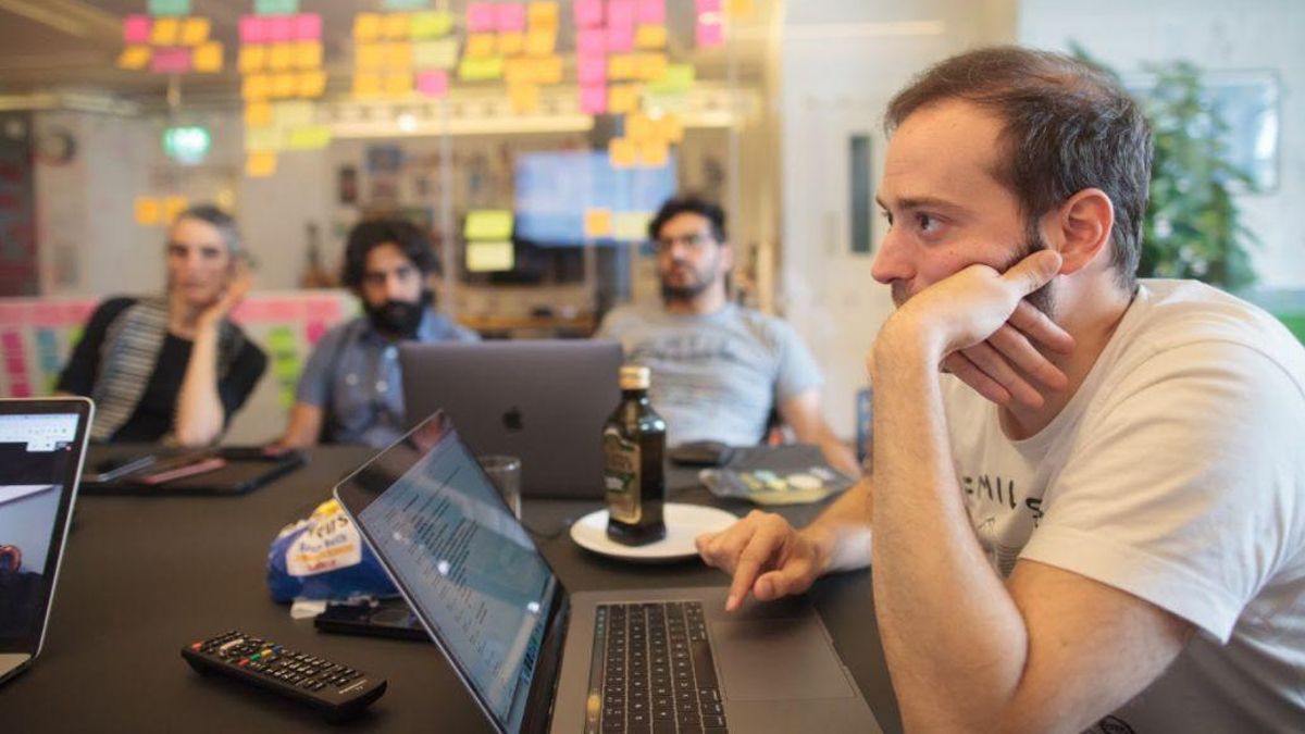 David Fernández Huerta junto a algunos compañeros en las oficinas de Ustwo Games en Londres.