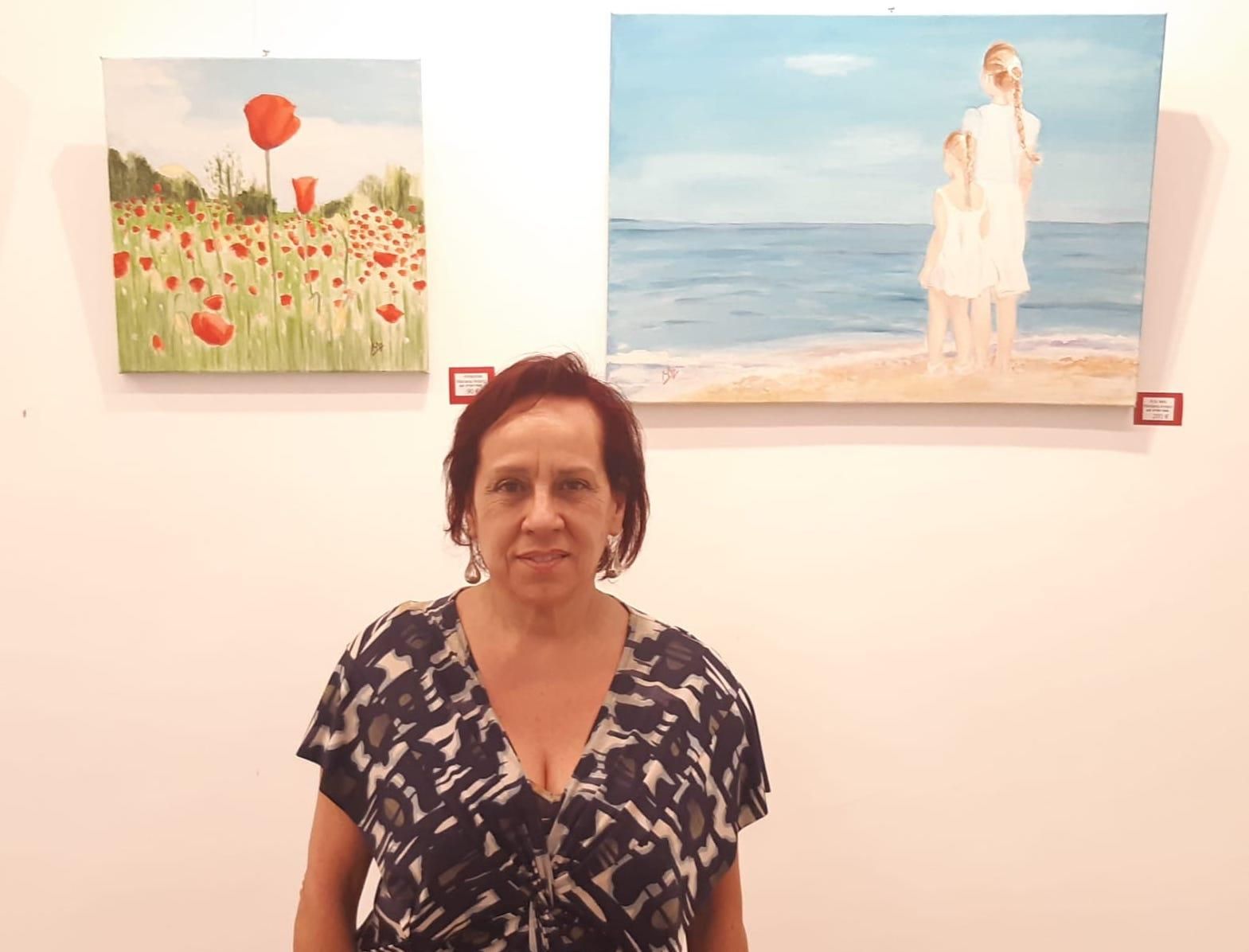 Mariana Arranz junto a algunos de sus cuadros.