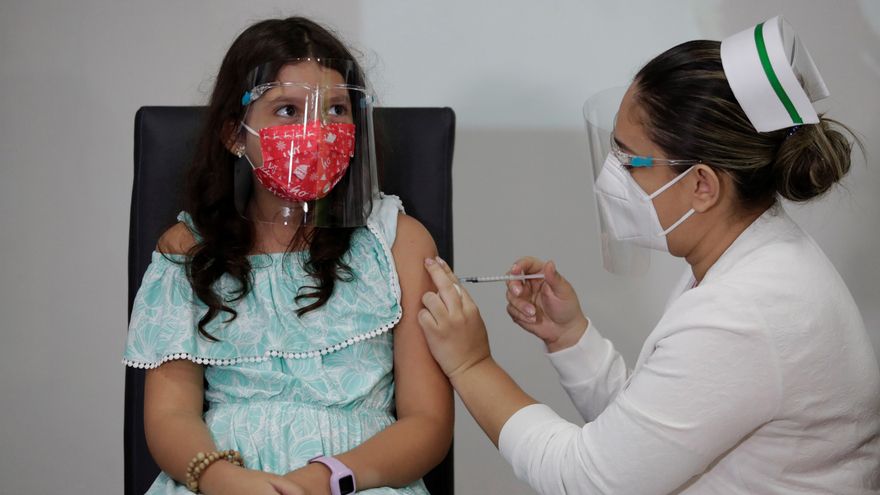 Una niña recibe una dosis de la vacuna contra la covid-19 hoy, en el Hospital Del Niño, en la Ciudad de Panamá (Panamá). EFE/ Bienvenido Velasco