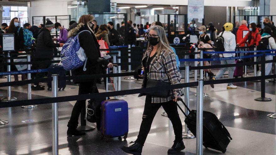 Pasajeros transitan por el Aeropuerto Internacional O'Hare de Chicago, el 24 de noviembre de 2021. EFE/Tannen Maury