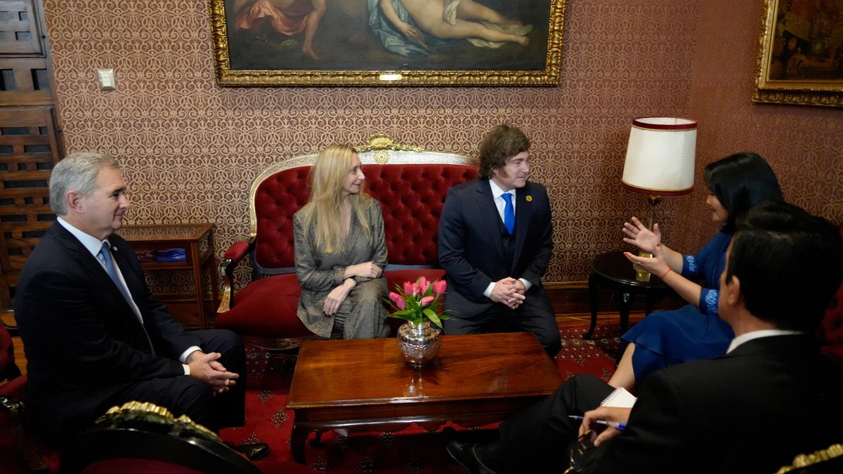 Durante la reunión con Fijimori, realizada en el Palacio de Torre Tagle, Milei estuvo acompañado por la secretaria general de la Presidencia, Karina Milei, y el canciller Pablo Quirno.