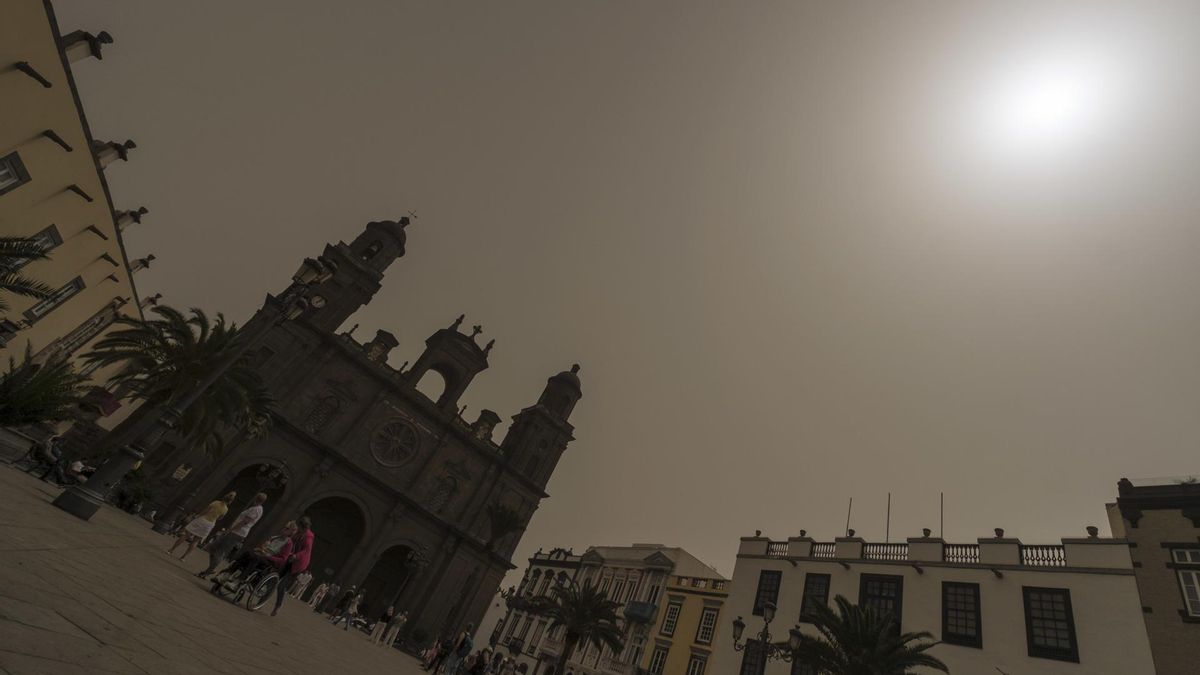 La catedral de Las Palmas y la plaza de Santa Ana, bajo la calima.