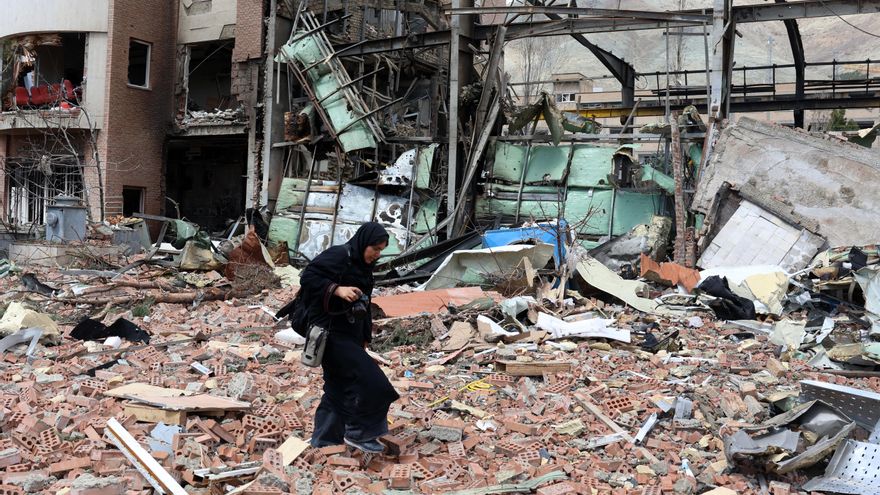 Una mujer camino entre escombros tras un ataque estadounidense en Teherán. EFE/EPA/ABEDIN TAHERKENAREH