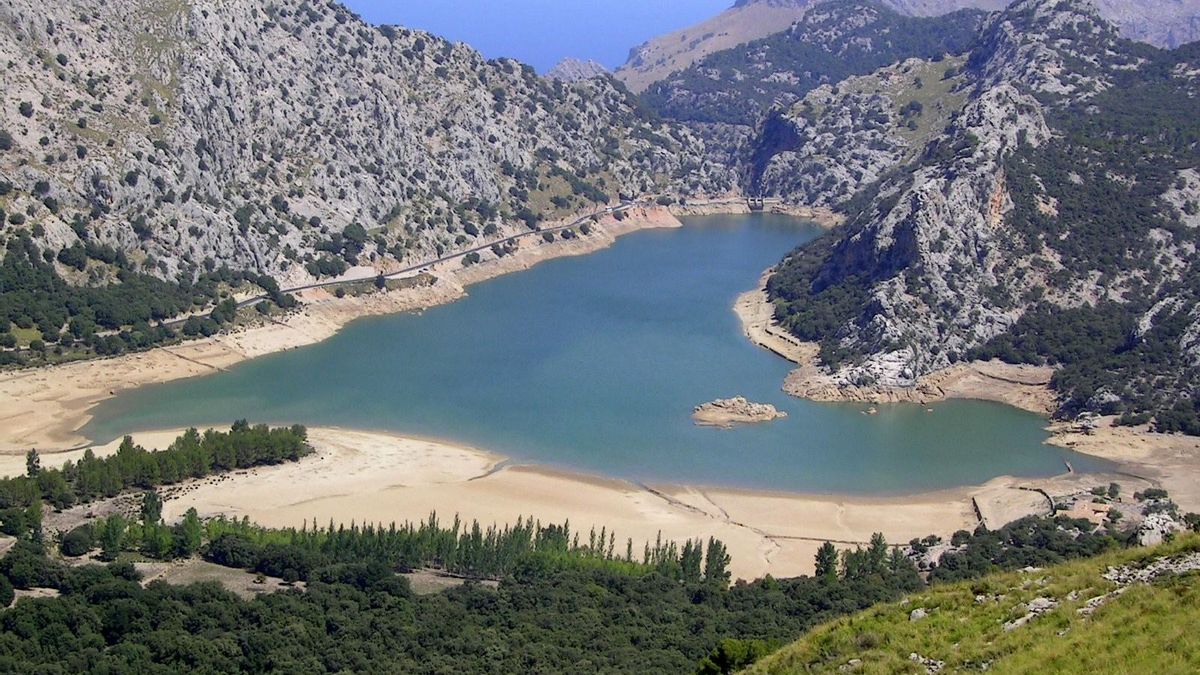 El embalse del Gorg Blau y el Valle de Almallutx.