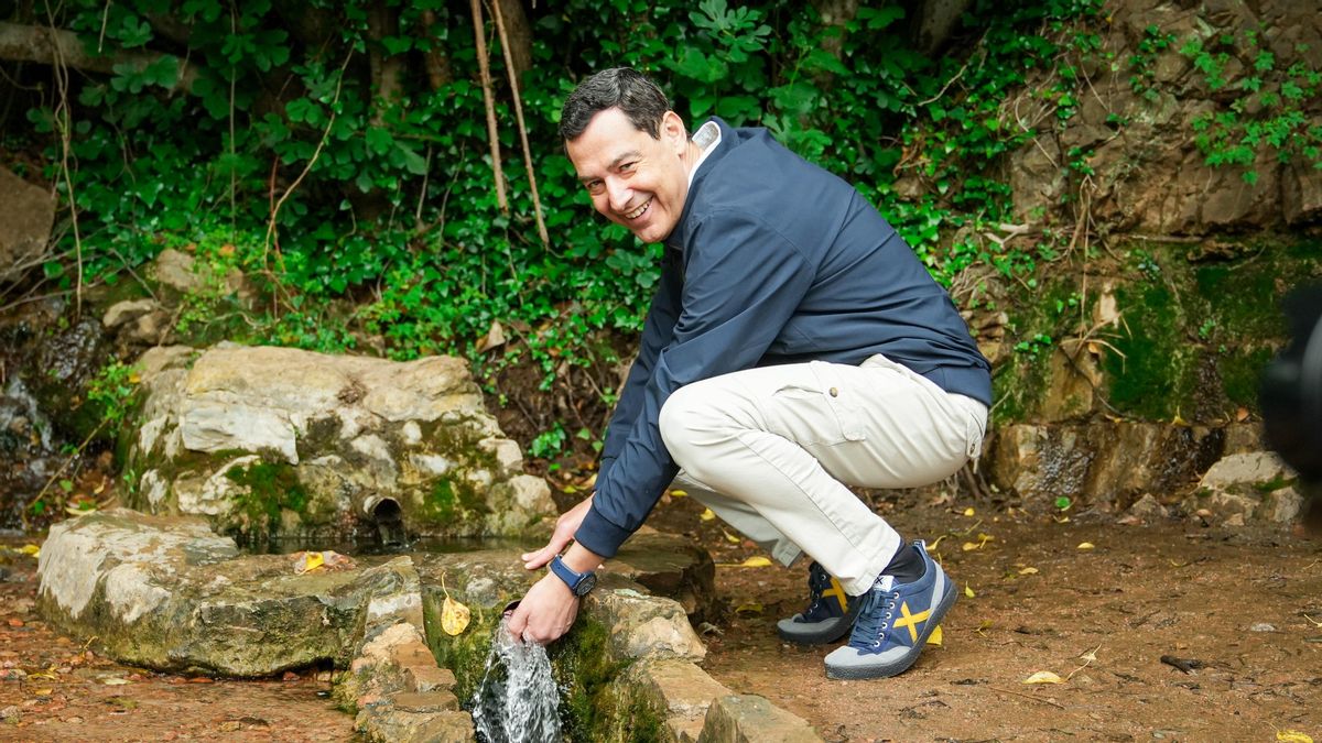 Juanma Moreno recorre el sendero de la fase 3 del Cinturón Verde de Córdoba junto a representantes del PP andaluz