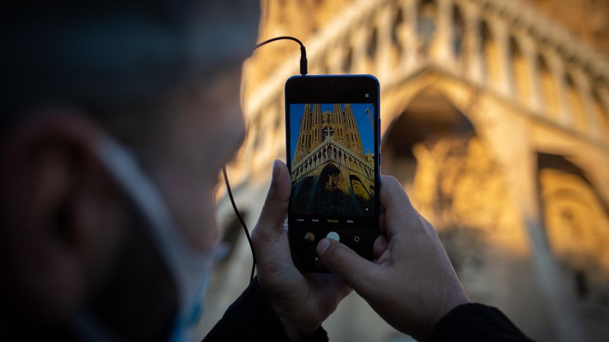 Un hombre hace fotos a la Sagrada Familia, en Barcelona, Catalunya (España), a 16 de noviembre de 2020.