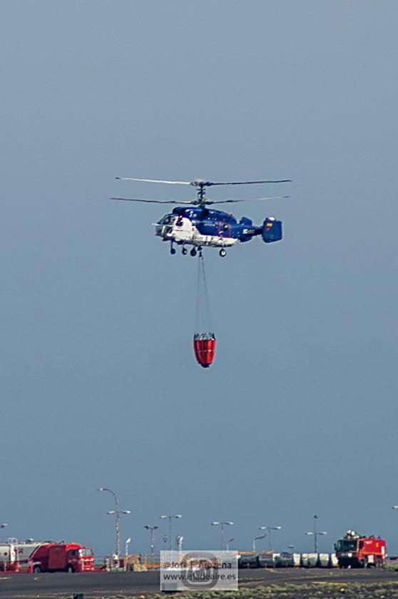 Helicópteros contra incendios en el aeropuerto de La Palma (JOSÉ F. AROZENA)