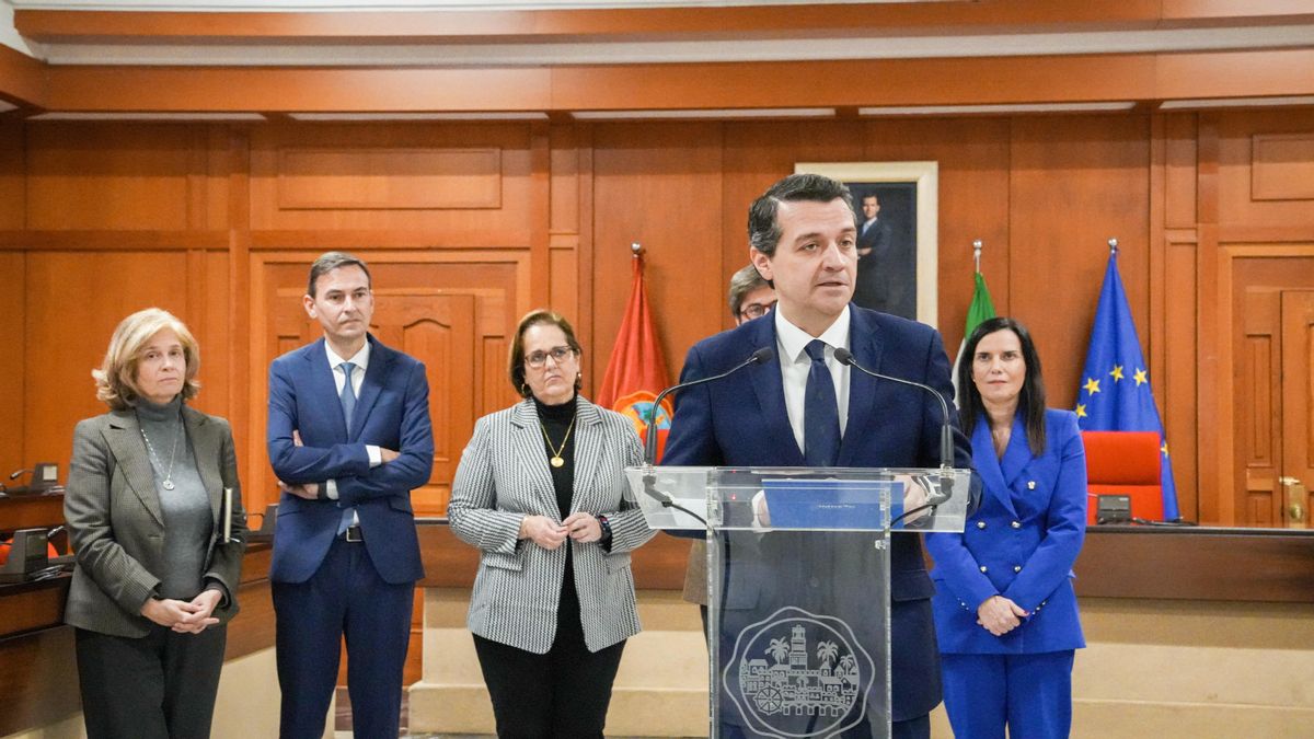 El alcalde de Córdoba, José María Bellido, en una rueda de prensa junto a un representante de Indra