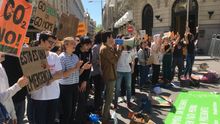 Algunos jóvenes, este viernes 12 de abril.
