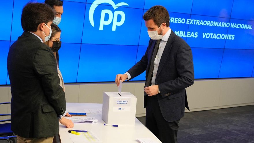 El presidente dimisionario del PP, Pablo Casado, vota en las primarias del PP, en las que Alberto Núñez Feijóo es el candidato único.