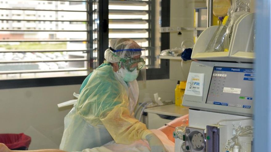 Archivo - Atención a un paciente covid en la UCI.