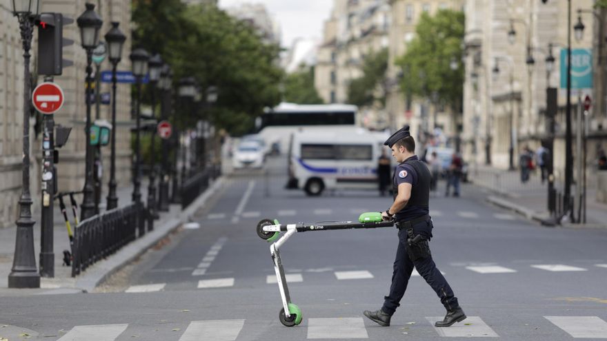 París estudia prohibir los patinetes eléctricos de alquiler para proteger a los peatones