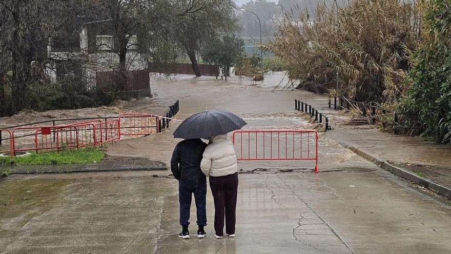 El río Guadiaro sobrepasa un puente al aumentar su caudal por las lluvias acumuladas de los últimos días, en Cádiz