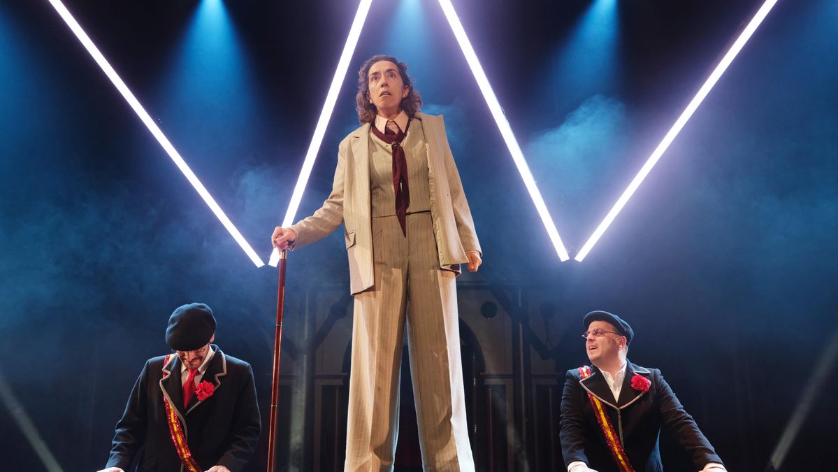 La W del Watusi como símbolo constante en una España en cambio en 'El día del Watusi'