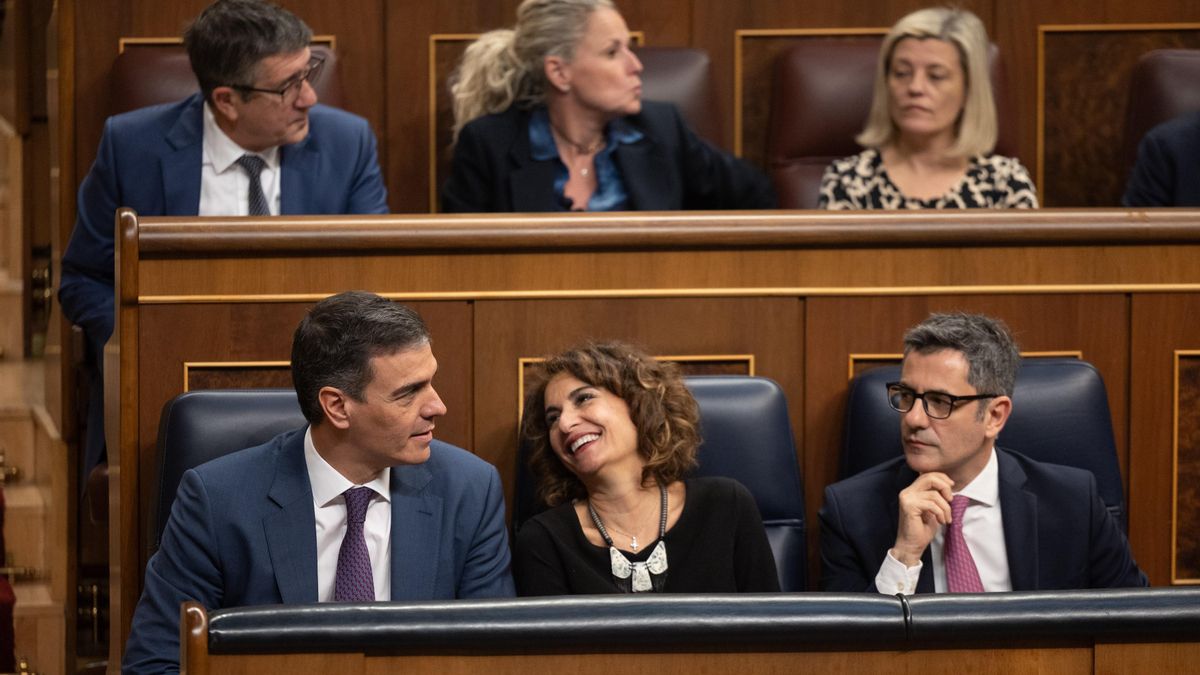 El presidente del Gobierno, Pedro Sánchez; la vicepresidenta primera y ministra de Hacienda, María Jesús Montero y el ministro de la Presidencia, Justicia y Relaciones con las Cortes, Félix Bolaños, durante una sesión plenaria, en el Congreso.