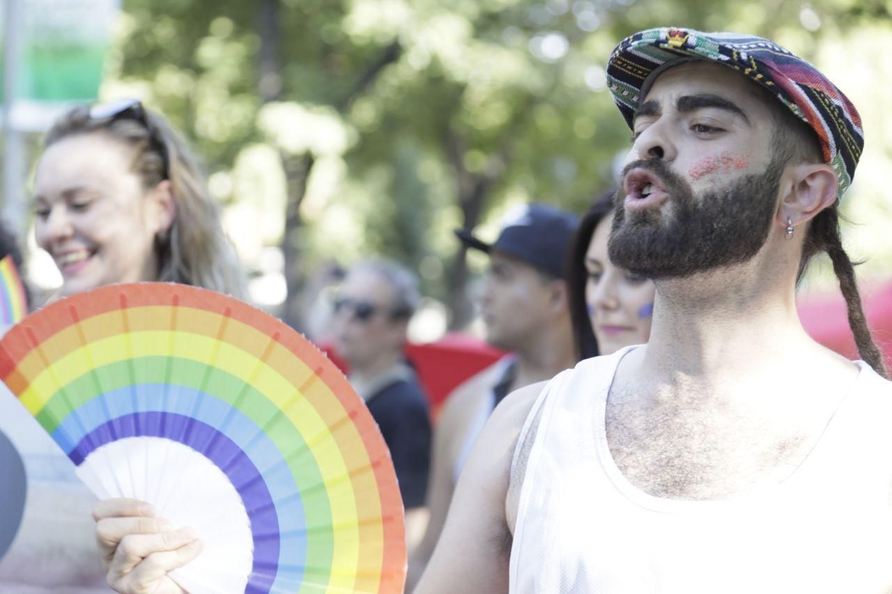 Uno de los asistentes sostiene un abanico con los colores del Orgullo / Marian León