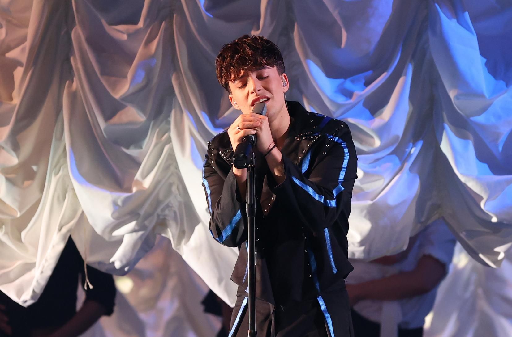 Izan Llunas en su actuación de la primera semifinal del Benidorm Fest 2026